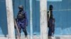 Sejumlah petugas keamanan berpatroli di lokasi ledakan di Mogadishu, Somalia, Sabtu, 20 Agustus 2022. (Foto: Hassan Ali Elmi/ AFP)