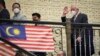 Mantan Perdana Menteri Malaysia Najib Razak melambaikan tangan saat tiba di Pengadilan Banding di Putrajaya, Malaysia, Selasa, 23 Agustus 2022. (Foto: AP)