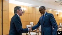 Menteri Luar Negeri Antony Blinken, kiri, bertemu dengan Presiden Rwanda Paul Kagame di Kantor Presiden di Desa Urugwiro di Kigali, Rwanda, Kamis, 11 Agustus 2022. (Foto: AP)