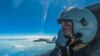 Seorang pilot angkatan udara dari Komando Teater Timur Tentara Pembebasan Rakyat China (PLA) saat melakukan latihan tempur bersama di sekitar Pulau Taiwan pada Minggu, 7 Agustus 2022. (Foto: via AP)