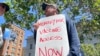 Seorang pria memegang poster bertuliskan permintaan untuk meningkatkan akses pemberian vaksin cacar monyet dalam aksi protes di San Francisco, pada 18 Juli 2022. (Foto: AP/Haven Daley)