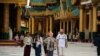 နိုင်ငံခြားသား ခရီးသွားဧည့်သည်များနဲ့ ဧည့်လမ်းညွှန် တဦး