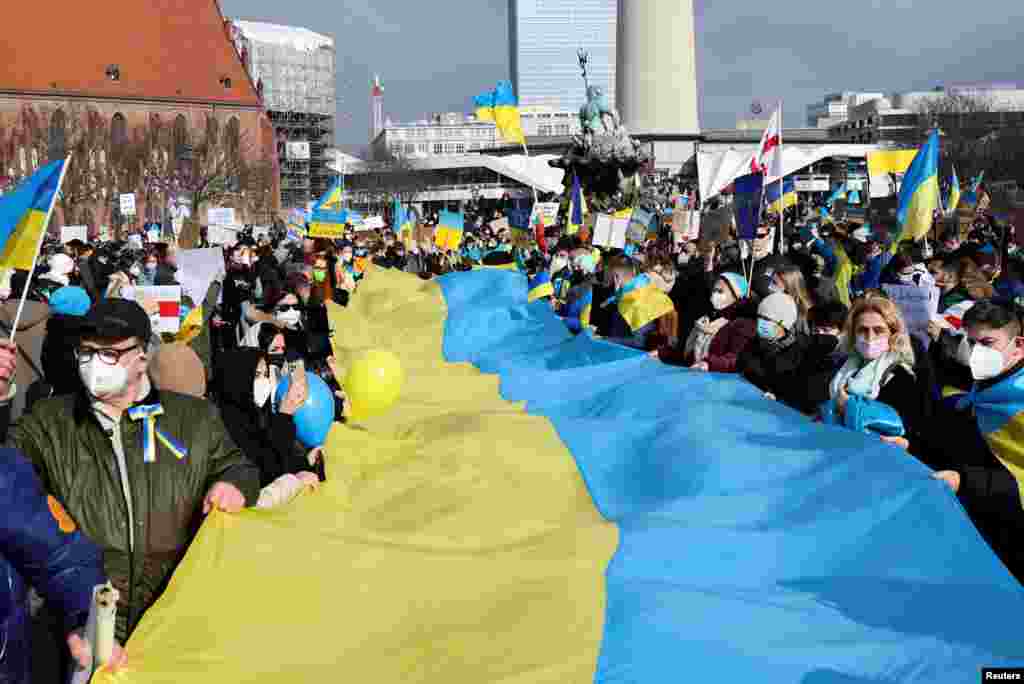 Демонстрантите држат украинско знаме за време на антивоен протест, откако Русија започна масовна воена операција против Украина, во Берлин, Германија, 27 февруари 2022 година (Ројтерс)