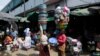La saison des pluies crée de florissants petits métiers à Abidjan