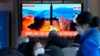 Orang-orang di Stasiun Kereta Seoul, Korea Selatan, menyaksikan program berita yang menayangkan peluncuran roket Korea Utara, pada 27 Februari 2022. (Foto: AP/Ahn Young-joon)