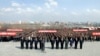 朝鲜人民2013年4月10日在平壤万寿山的已故领导人金日成和金正日的雕像前参与宣誓。 