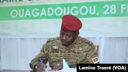 Le Lieutenant-colonel Paul-Henri Damiba signant la Charte de la Transition, Ouagadougou, le 1er mars 2022. (VOA/Lamine Traoré)
