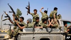 Lundi, Dec. 14, 2015 photo, les combatants Shiite Houthis, rassembles pour soutenir le mouvement houti a Sanaa, Yemen. (AP Photo/Hani Mohammed, File)