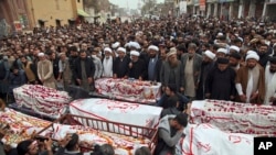 Orang-orang menghadiri upacara pemakaman dari korban ledakan bom bunuh diri di Peshawar Pakistan, pada 5 Maret 2022. (Foto: AP/Muhammas Sajjad)