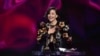 Maggie Gyllenhaal menerima penghargaan sutradara terbaik dalam ajang Independent Spirit Award 2022 melalui filmnya "The Lost Daughter." Ajang tersebut digelar di Santa Monica, California, pada 6 Maret 2022. (Foto: Jordan Strauss/Invision/AP)
