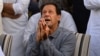 Mantan Perdana Menteri Pakistan Imran Khan memberi isyarat saat konferensi pers di Islamabad pada 23 April 2022. (Foto: AFP)