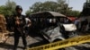 Polisi mengamankan lokasi serangan bom bunuh diri di dekat Lembaga Konfusius yang didanai China, di Universitas Karachi, Pakistan, Selasa 26 April 2022. 