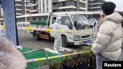 Shanghai erects metal barriers in fight against COVID-19