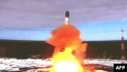 러시아 모처에서 지난해 4월 대륙간탄도미사일(ICBM) '사르맛'을 시험발사하고 있다. (자료사진)