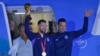 Pesepak bola Argentina Lionel Messi memegang trofi Piala Dunia FIFA saat ia keluar dari pesawat bersama pelatih Lionel Scaloni, di Buenos Aires, Argentina, Selasa, 20 Desember 2022. (AP Photo/Gustavo Garello)
