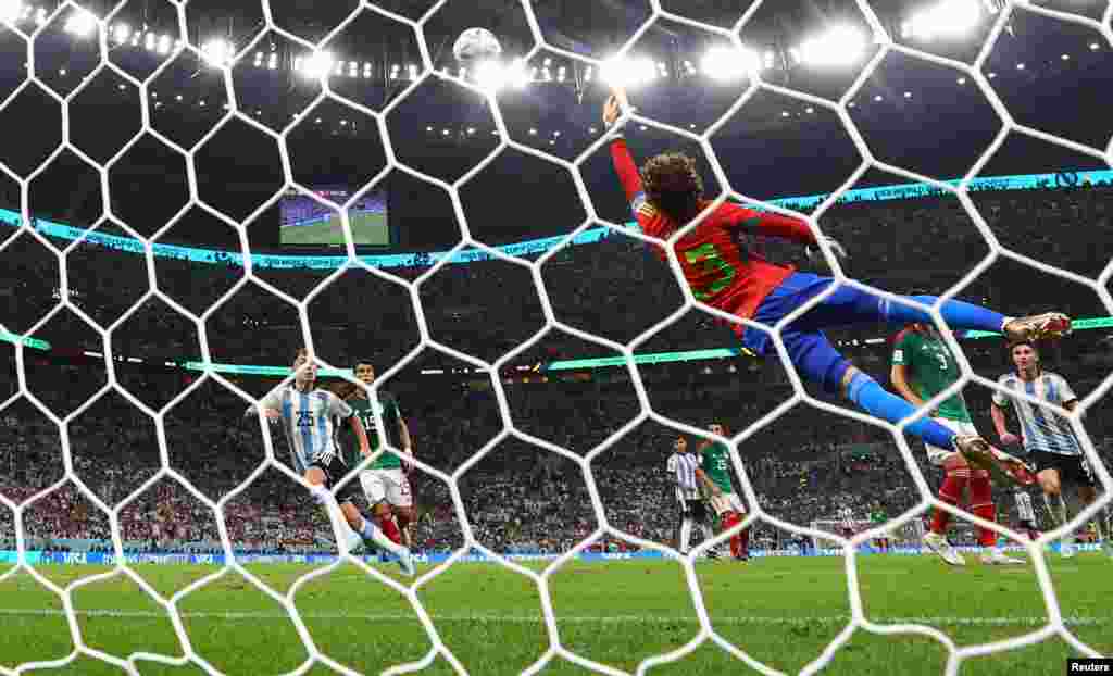 Ajanten Enzo Fernandez Fete dezyem gol ekip la nan match yo kont Meksik, 26 Nov. 2022 nan Mondyal Foutbol Qatar la.