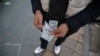 رشد قیمت دلار همچنان ادامه دارد و ارزش پول ملی در جمهوری اسلامی همچنان در حال سقوط است. 