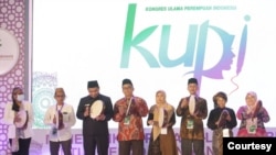 Sejumlah pihak membuka konferensi internasional ulama perempuan di UIN Walisongo, Semarang, pada Rabu (23/11), yang juga menandai dimulainya pelaksanaan Kongres Ulama Perempuan Indonesia II di Jepara, Jawa Tengah. (Foto: AMAN Indonesia)