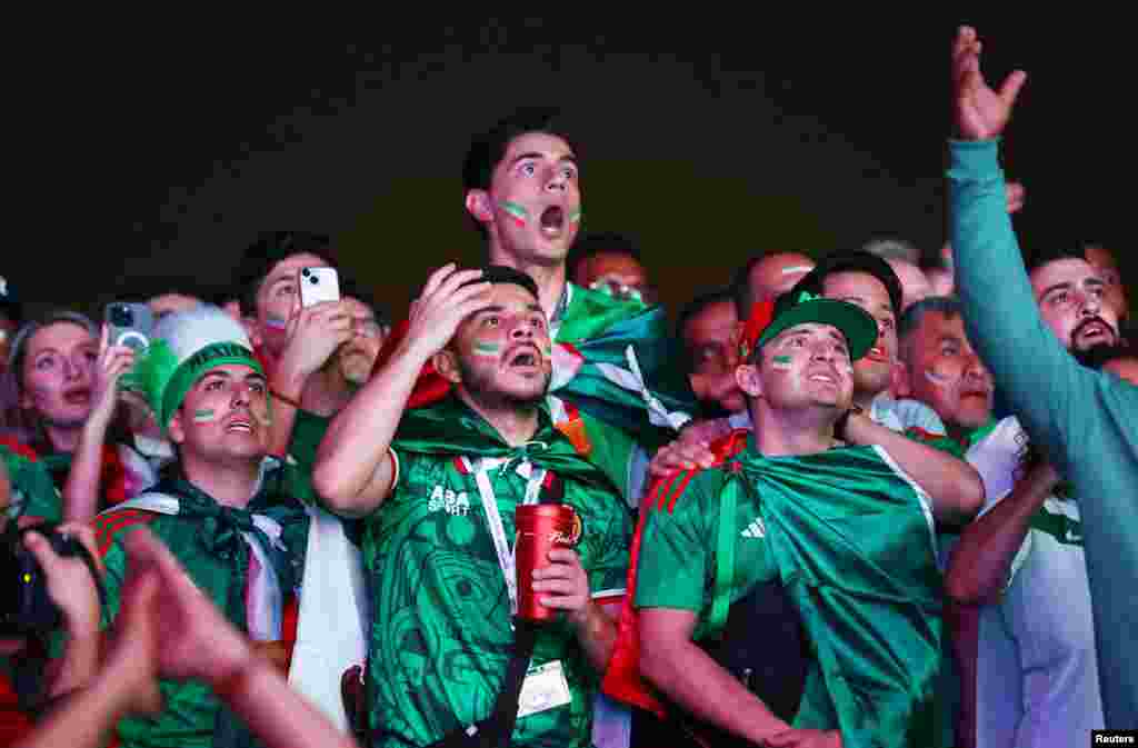 Fanatik Meksik yo reyaji pandan match seleksyon nasyonal la kont Ajantin, nan Mondyal Foutbol Qatar la, Samdi 26, Nov. 2022