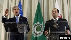 Menlu AS John Kerry bersama Menlu Qatar Khalid al - Attiyah dalam konferensi pers bersama hari Senin (21/10). 