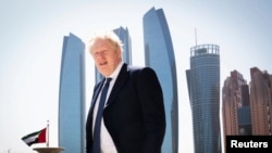 PM Inggris Boris Johnson setibanya di Hotel Emirates Palace, Abu Dhabi, dalam kunjungannya di Uni Emirat Arab, di tengah invasi Rusia ke Ukraina, 16 Maret 2022. (Stefan Rousseau/Pool via REUTERS)