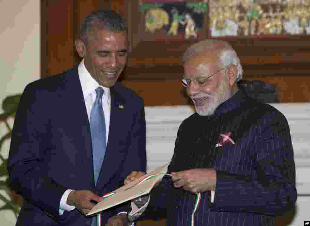 Perdana Menteri India Narendra Modi, kanan, memberi Presiden Barack Obama sebuah salinan telegram dari Menteri Luar Negeri Dean Acheson kepada kepala penyusunan konstitusi India, saat mereka bertemu di Hyderabad House di New Delhi (25/1).
