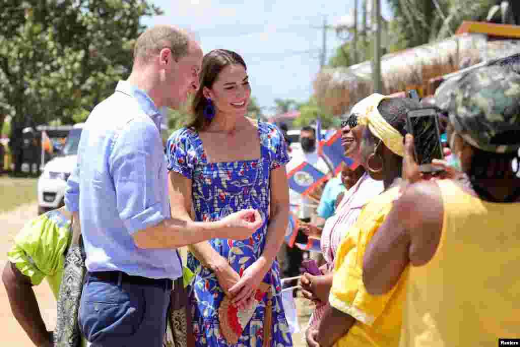 Prens William d' Anglete ak Catherine Duches Cambridge la pale ak moun Hopkins, yon ti bouk ki sitye sou kot peyi Beliz, 20 Mas 2022.