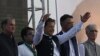 Perdana Menteri Pakistan Imran Khan (tengah) menyapa pendukung partai berkuasa Pakistan Tehreek-e-Insaf (PTI) dalam sebuah kampanye di Islamabad, pada 27 Maret 2022. (Foto: AFP/Aamir Qureshi) 