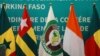 Le drapeau de la CEDEAO avec les drapeaux des membres lors du deuxième sommet extraordinaire sur la situation politique au Burkina Faso, à Accra, au Ghana, le 3 février 2022. (Photo by Nipah Dennis / AFP)