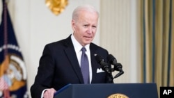 Presiden Joe Biden berbicara soal Presiden Rusia Vladimir Putin dan invasi Rusia atas Ukraina di Gedung Putih, Washington, 28 Maret 2022. (AP Photo/Patrick Semansky)
