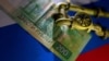 Ilustrasi -Sebuah model pipa gas alam di atas uang kertas Rusia, rubel, dan sebuah bendera, 23 Maret 2022. (REUTERS/Dado Ruvic). 