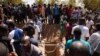 Inhumation de militaires tués dans l'attaque d'un camp de gendarmerie à Inata, au Burkina Faso, le 14 novembre 2021. (Olympia de Maismont/AFP)