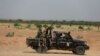 Pasukan keamanan Niger melakukan patroli di dekat kota Agadez (foto: ilustrasi). 