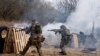 Tentara Ukraina menembakkan senjata mereka, selama latihan di sebuah lokasi yang dirahasiakan, dekat Lviv, Ukraina barat, 29 Maret 2022. (Foto: AP)