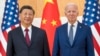 Presiden AS Joe Biden (kanan) dan Presiden China Xi Jinping berpose untuk para fotografer sebelum melakukan pertemuan di sela KTT G20 di Bali, pada 14 November 2022. (Foto: AP/Alex Brandon)