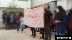 Iran Protests اعتراضات سراسری ایران، پلاکارد اعتراضی دانشجویان معترض دانشگاه علامه، شنبه ۲۱ آبان ۱۴۰۱
