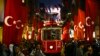 Sebuah trem melewati tempat ledakan hari Minggu di pejalan kaki populer Istanbul Istiklal Avenue di Istanbul, Turki, Senin, 14 November 2022. 