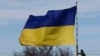 Seorang tentara Ukraina memanjat tiang bendera di pangkalan A2904 sesaat sebelum komando Ukraina kehilangan kendali atas tiang itu oleh orang-orang bersenjata di kota Bakhchisaray, Krimea, 10 Maret 2014. (Foto: Reuters)