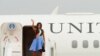 លោកស្រី Michelle Obama ភរិយា​ប្រធានាធិបតី​សហរដ្ឋ​អាមេរិក​បក់​ដៃ​លា​ពី​យន្តហោះ​រដ្ឋាភិបាល​អាមេរិក ខណៈ​ដែល​លោកស្រី​រៀប​នឹង​អញ្ជើញ​ចាកចេញ​ពី​អាកាសយានដ្ឋាន​អន្តរជាតិ​សៀមរាប កាល​ពី​ព្រឹក​ថ្ងៃ​អាទិត្យ ទី​២២ ខែ​មីនា ឆ្នាំ​២០១៥។ (នៅ វណ្ណារិន/VOA)