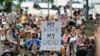 Para pendemo berkumpul di Austin Texas, untuk memprotes rencana Mahkamah Agung AS untuk mencabut aturan legalisasi aborsi, pada 3 Mei 2022. (Foto: AP/Eric Gay)