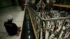 Foto ilustrasi yang menunjukkan seorang pria tampak melaksanakan salat secara terpisah di sebuah masjid di Tegal, Jawa Tengah, pada 12 April 2021. (Foto: Antara via Reuters/Oky Lukmansyah)