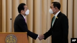 기시다 후미오(왼쪽) 일본 총리와 쁘라윳 짠오차 태국 총리가 2일 방콕 시내 정부 청사에서 공동회견 후 악수하고 있다.