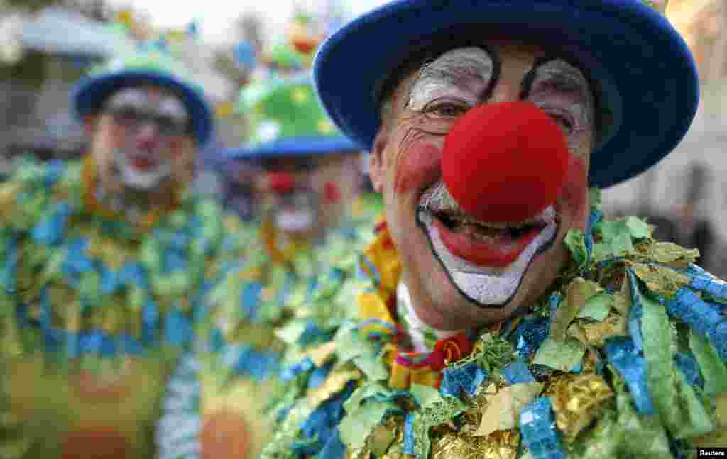 Clowns gather as the sun rises over the 86th Macy's Thanksgiving Day Parade in New York, November 22, 2012.