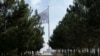 Bendera Taliban berkibar di puncak bukit Wazir Akbar Khan di Kabul. 9 November 2022. (Wakil KOHSAR/AFP)