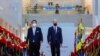Presidenti Joe Biden dhe Presidenti i Koresë së Jugut Yoon Suk-youl duke kaluar përpara rojes së nderit në Seul (21 maj 2022)