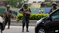 Tentara Sri Lanka menjaga pos pemeriksaan di luar kediaman perdana menteri di Kolombo, Sri Lanka, 10 Mei 2022. (Foto: AP)