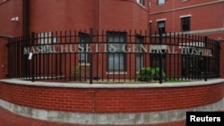 Rumah sakit umum Massachusetts di Boston menjadi salah satu tempat yang merawat pasien penderita cacar monyet di AS. Foto diambil pada 19 Mei 2022. (Foto: Reuters/Brian Snyder)