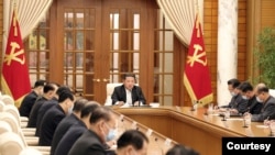 Pemimpin Korea Utara Kim Jong-un memimpin rapat sebagai tanggapan atas penemuan kasus COVID-19 pertama di negara tersebut, pada 12 Mei 2022. (Foto: KCNA via Reuters)