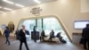 Sejumlah partisipan Forum Ekonomi Dunia terlihat di area kongres yang menjadi tempat berlangsungnya acara tersebut di Davos, Swiss, pada 23 Mei 2022. (Foto: Reuters/Arnd Wiegmann)