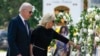 Presiden AS Joe Biden dan ibu negara Jill Biden mengunjungi Sekolah Dasar Robb untuk memberikan penghormatan bagi ke-21 korban tewas dalam penembakan di kota Uvalde, Texas, hari Minggu (29/5). 